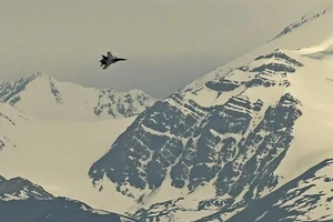 Một tiêm kích Ấn Độ bay qua thị trấn Leh hôm 24-6. Ảnh: Tauseef Mustafa/AFP