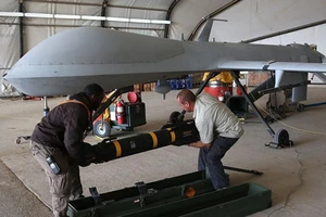 Tên lửa Hellfire R9X được đưa lên máy bay không người lái MQ-1B Predator của Mỹ tại một căn cứ bí mật ở Vịnh Ba Tư. Ảnh: John Moore/GETTY IMAGES