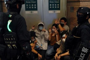 Cảnh sát Hong Kong bắt giữ hơn 300 người tham gia biểu tình phản đối luật an ninh quốc gia mới hôm 1-7. 