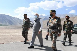 Thủ tướng Ấn Độ Narendra Modi gặp binh sĩ tại căn cứ ở khu vực Nimu của Ladakh. Ảnh: REUTERS