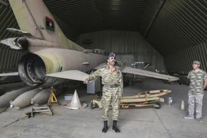 Lực lượng GNA kiểm tra căn cứ không quân Al-Watiya sau khi chiếm được từ lực lượng ông Haftar. 