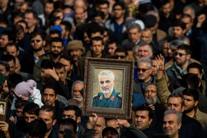 Người biểu tình ở Iran giơ ảnh chân dung ông Soleimani phản đối vụ Mỹ giết vị tướng này. 