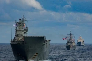 Tàu chiến HMAS Canberra (trước) của Úc.
