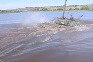 Xe tăng T-72B3 của Nga lặn xuống sông sâu 5m trong một cuộc diễn tập.