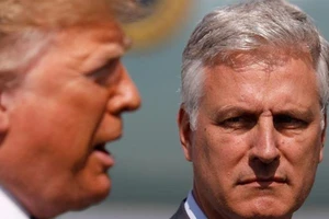 Tổng thống Mỹ Donald Trump (trái) và Cố vấn an ninh quốc gia Mỹ Robert O'Brien.