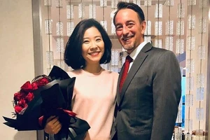 Bà Tzu-i Chuang cùng chồng - ông Jim Mullinax, Tổng lãnh sự Mỹ tại Thành Đô (Trung Quốc).