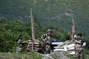 Binh sĩ Ấn Độ dựng boongke dọc đường cao tốc Srinagar-Leh trong cuộc xung đột với Trung Quốc ở Ladakh. 