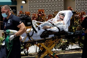 Một bệnh nhân mắc COVID-19 được điều trị tại bệnh viện Hialeah, ở TP Hialeah, bang Florida (Mỹ). 