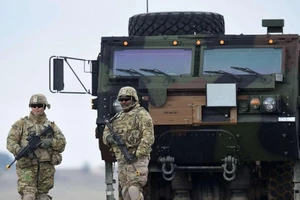 Binh sĩ Mỹ tuần tra trước khi diễn ra sự kiện bắn đạt thật tại khu vực huấn luyện quân sự ở Grafenwoehr, phía nam nước Đức. 