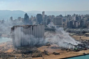 Ảnh chụp từ trên không hiện trường các silo chứa hạt tại cảng Beirut và khu vực xung quanh sau vụ nổ lớn hôm 4-8.
