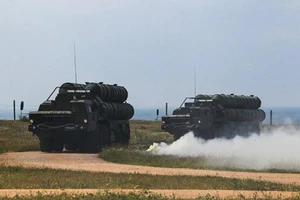 Xe tải chở ống phóng tên lửa S-400. Ảnh: UAWire