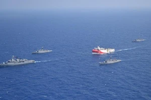 Đội tàu hải quân Thổ Nhĩ Kỳ hộ tống tàu khảo sát Oruc Reis ở Biển Địa Trung Hải hôm 10-8. Ảnh: REUTERS