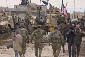 Một đoàn tuần tra của Mỹ bị chặn đi vào chốt kiểm soát của quân đội Syria. Ảnh: AP