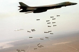 Mỹ thử nghiệm thả 10 quả bom phân mảnh mới thay thế bom chùm