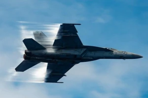 Video: Tiêm kích Mỹ rơi khi diễn tập, phi công nhảy dù an toàn