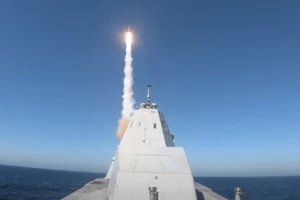 Xem khu trục hạm tàng hình Mỹ lần đầu phóng tên lửa 