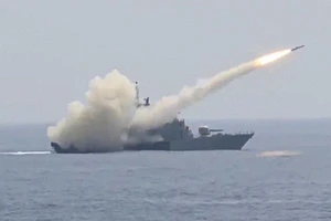 Xem tên lửa Ấn Độ đánh chìm tàu chiến, cảnh báo Trung Quốc
