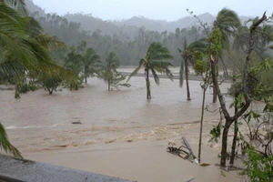 Siêu bão Goni gây vỡ đê, làm 4 người chết ở Philippines
