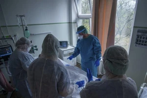 Bác sĩ Mỹ tái hiện phút cuối đời của bệnh nhân COVID-19