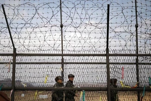 Người Triều Tiên nhảy qua hàng rào thép gai 3 m trốn sang Hàn 