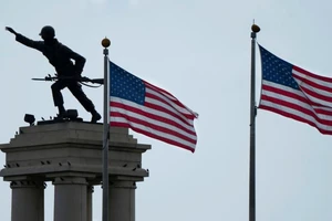 Nghị sĩ bang Virginia kêu gọi ông Trump ban bố thiết quân luật