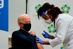 Ông Biden được tiêm vaccine COVID-19, ca ngợi ông Trump