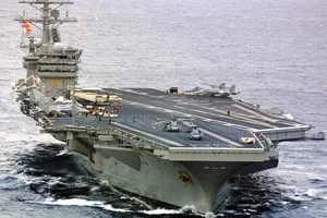 Tên lửa Iran phát nổ, rơi cách tàu sân bay Mỹ 161 km