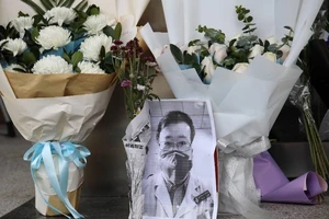 Dân Vũ Hán tưởng nhớ 1 năm ngày mất bác sĩ cảnh báo COVID-19