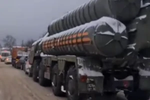 Video: Xe chở S-400 gặp tai nạn giao thông gây ùn tắc 