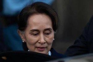 Bà Suu Kyi hầu tòa qua video, chịu thêm 2 cáo buộc