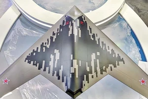 Video: Nga lần đầu trình làng UAV 'thợ săn' S-70 phiên bản siêu tàng hình