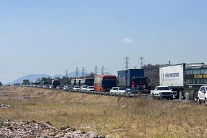 Đường dẫn vào cao tốc TP.HCM - Long Thành - Dầu Giây vẫn đóng, nhiều tuyến đường không có lối ra