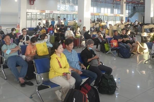 Bến xe ở TP.HCM bắt đầu đón lượng khách 'khủng' trong ngày 26 Tết