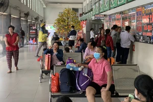 3 bến xe ở TP.HCM đón gần 80.000 lượt khách đi miền Tây, miền Đông ngày 27 Tết