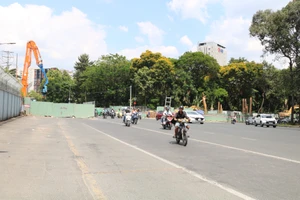 Chính thức mở rộng rào chắn, thi công cầu vượt tạm trên đường Trần Quốc Hoàn