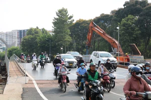 Rào chắn toàn bộ 1 giao lộ cửa ngõ Tân Sơn Nhất, thông xe cầu vượt tạm để giảm ùn ứ