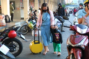 Bãi giữ xe quá tải, xe khách lùi giờ khởi hành vì cửa ngõ phía Tây quá tải