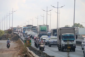 Người dân bắt đầu ùn ùn đổ ra các cửa ngõ thành phố