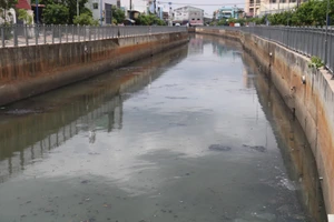 Dọn xong 80 tấn rác kênh Nước Đen ở TP.HCM