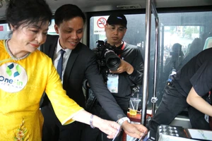 Trải nghiệm thanh toán 1 chạm, 4 không trên xe buýt ở TP.HCM