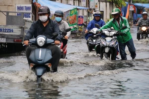 Ô tô phải gọi cứu hộ sau cơn mưa lớn ở quận Bình Tân