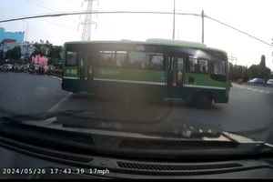 Đình chỉ ngay tài xế xe buýt lách luật để vượt đèn đỏ