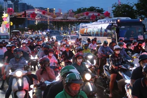 TP.HCM: Nhiều tuyến đường ùn ứ trước giờ bắn pháo hoa