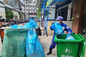 Đóng tiền rác qua app: Nhiều lợi ích, nhưng....