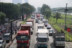 Đường cửa ngõ phía Tây ùn ứ cục bộ, khách qua bến xe Miền Tây đông nghịt