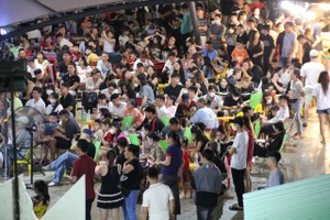 Hàng ngàn người đổ về trung tâm TP.HCM xem bắn pháo hoa