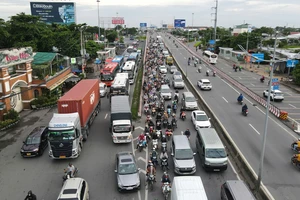 Dòng người quay lại TP.HCM tăng cao, các cửa ngõ đều ùn ứ