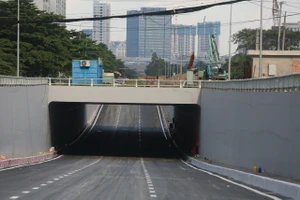 Ngày mai thông xe một nhánh hầm chui Nguyễn Văn Linh - Nguyễn Hữu Thọ, người dân đi lại ra sao?