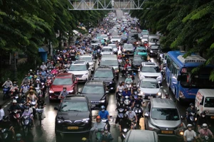 Sau cơn mưa lớn, nhiều tuyến đường ở TP.HCM ùn ứ, ngập nước