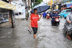 Người dân TP.HCM lại chật vật lội nước về nhà sau cơn mưa lớn chiều nay